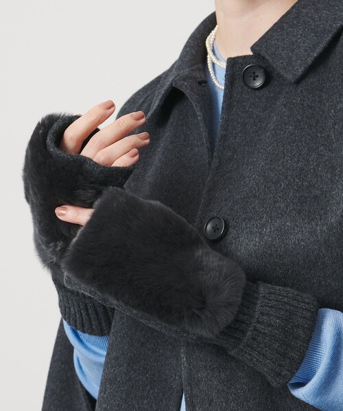 UNITED ARROWS（ユナイテッドアローズ）の「レッキスラビットファー フィンガーレスグローブ（手袋・レディース・ダークグレー/ダークブラウン/ベージュ・FREE）」の4枚目の写真