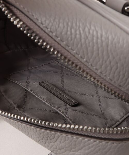 MICHAEL KORS(マイケルコース)の「THOMPSON XS SATCHEL XBODY クロスボディ(ショルダーバッグ・レディース・グレー系・FREE)」の4枚目の写真