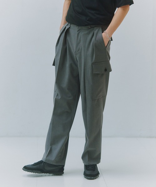 NewAnce(ニュアンス)の「【NewAnce】Two Tuck Slacks Cargo Pants(カーゴパンツ・メンズ・グレー/ブラック・S/M/L)」の1枚目の写真