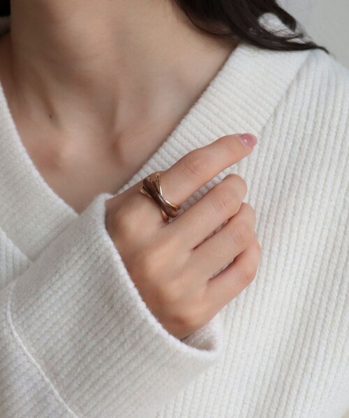 fredy emue（フレディエミュ）の「カラーストーンメタルクロスリング（リング・レディース・ブラウン/オリーブ・FREE）」の3枚目の写真