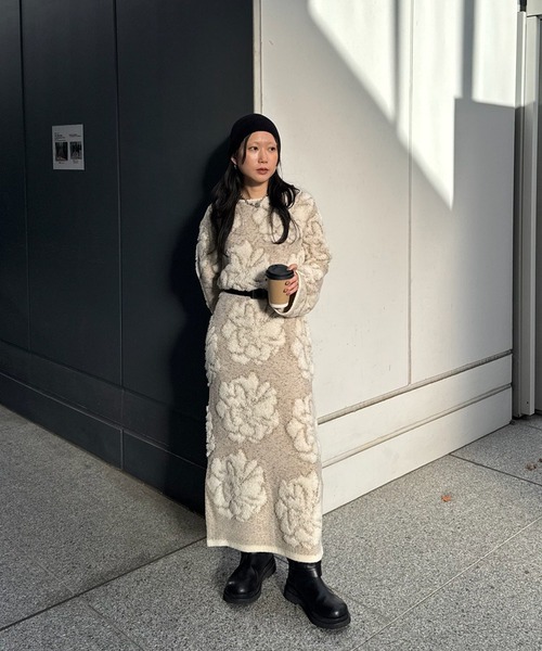 Ameri（アメリ）の「LOOP BLOOM GLOW JACQUARD KNIT DRESS（ドレス・レディース・ベージュ/グレー・SMALL/MEDIUM）」の4枚目の写真