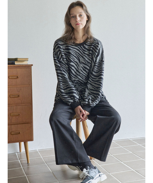 AVANT-G(アバン)の「Zebra Oversize Knit - GREY(ニット/セーター・レディース・その他・FREE)」の2枚目の写真