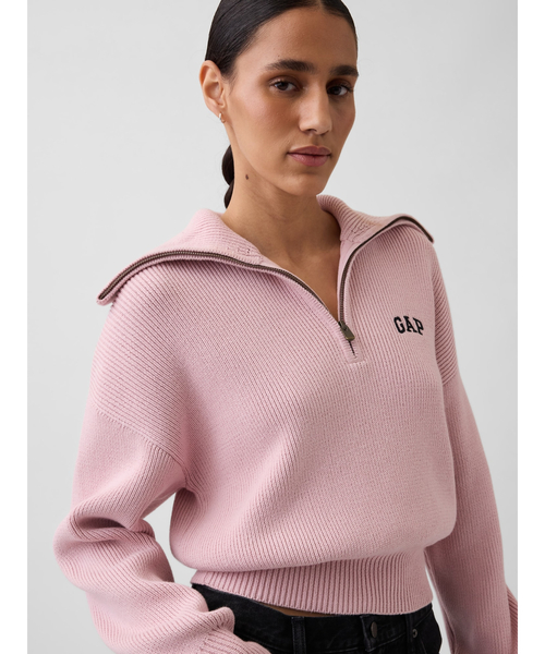GAP（ギャップ）の「リラックスフィット GAPロゴ ハーフジップ プルオーバー クロップドセーター（ニット/セーター・レディース・ピンク/オフホワイト/グリーン/ブラック・S/M/XS/L/XL/XXS）」の4枚目の写真