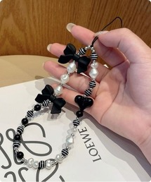 I.O.E（アイオイ）の「モノトーン　ビーズチャームストラップ（スマホグッズ）」