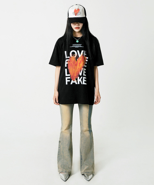 mydeepbluememories(マイディープブルーメモリーズ)の「LOVE X FAKE グラフィックTシャツ(ブラック)(Tシャツ/カットソー・レディース・ブラック・FREE/2)」の3枚目の写真