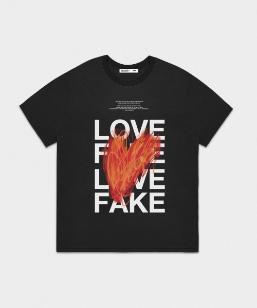 mydeepbluememories(マイディープブルーメモリーズ)の「LOVE X FAKE グラフィックTシャツ(ブラック)(Tシャツ/カットソー・レディース・ブラック・FREE/2)」の4枚目の写真