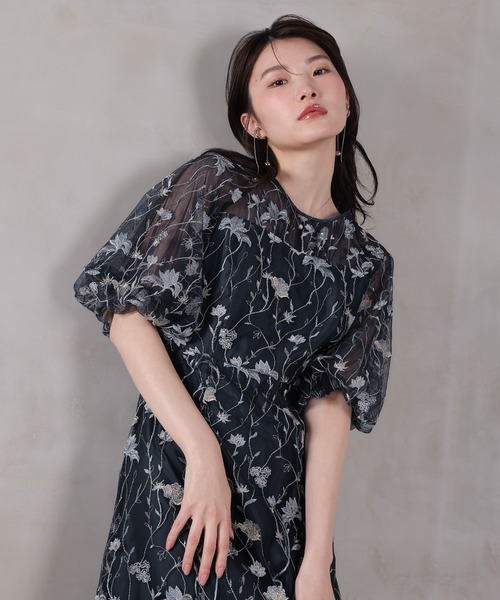 Kana（カナ）の「パフスリーブ 花柄刺繍レースチュールAラインワンピースドレス パーティー 結婚式 お呼ばれ オケージョン（ドレス・レディース・イエロー/ネイビー/ピンク/ブラック・M）」の2枚目の写真