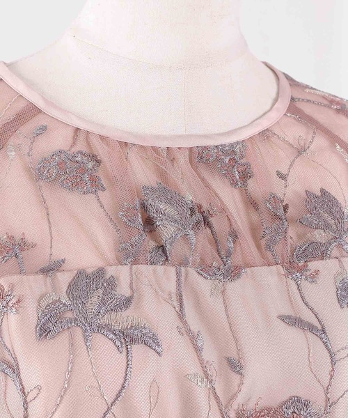 Kana（カナ）の「パフスリーブ 花柄刺繍レースチュールAラインワンピースドレス パーティー 結婚式 お呼ばれ オケージョン（ドレス・レディース・イエロー/ネイビー/ピンク/ブラック・M）」の5枚目の写真