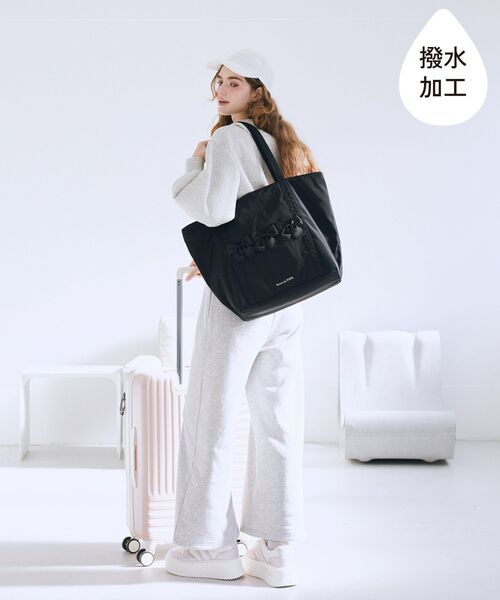 Maison de FLEUR(メゾンドフルール)の「撥水加工リボンキャリーオンバッグ(トートバッグ・レディース・ピンク系その他3/ブラック・FREE)」の1枚目の写真