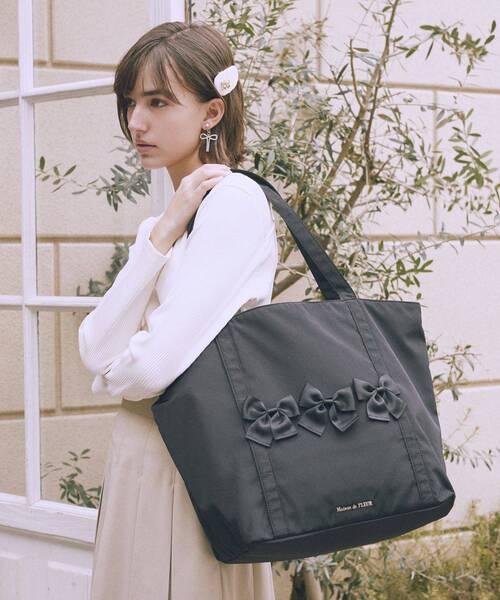 Maison de FLEUR(メゾンドフルール)の「撥水加工リボンキャリーオンバッグ(トートバッグ・レディース・ピンク系その他3/ブラック・FREE)」の13枚目の写真