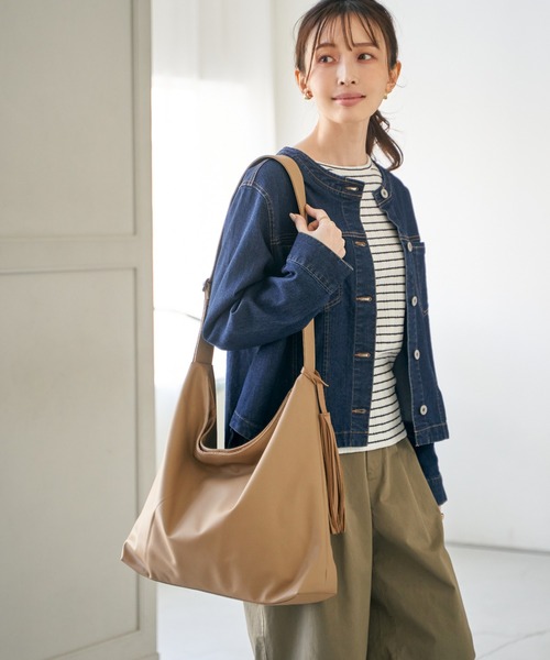 ikka(イッカ)の「合皮タッセル付きビッグショルダーバッグ(ショルダーバッグ・レディース・アイボリー/ブラック/モカ/ミント・FREE)」の6枚目の写真