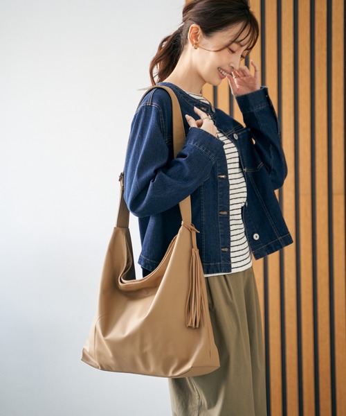 ikka(イッカ)の「合皮タッセル付きビッグショルダーバッグ(ショルダーバッグ・レディース・アイボリー/ブラック/モカ/ミント・FREE)」の5枚目の写真