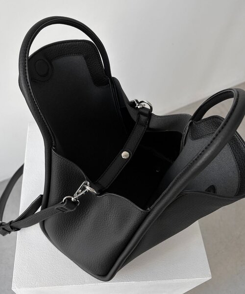 CAPRICIEUX LE'MAGE(カプリシューレマージュ)の「2SETフラップシュリンクバッグ(ショルダーバッグ・レディース・ベージュ/ブラック/アイボリー・FREE)」の12枚目の写真