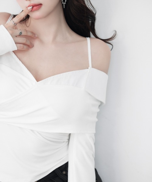 VEILA(ヴェイラ)の「クロスギャザーオフショルカットソートップス(Tシャツ/カットソー・レディース・ブラック/ホワイト・フリー)」の13枚目の写真