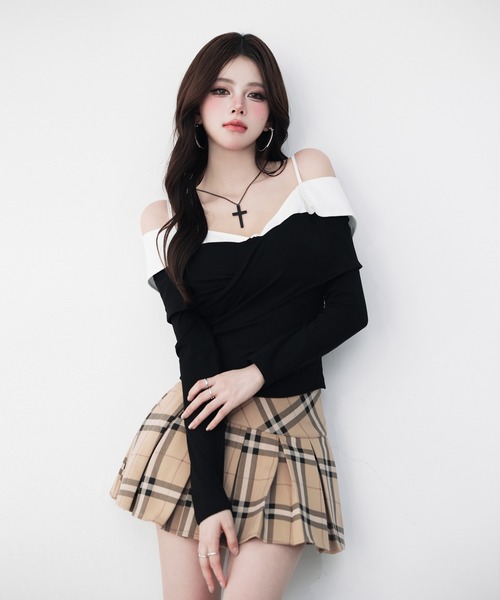 VEILA(ヴェイラ)の「クロスギャザーオフショルカットソートップス(Tシャツ/カットソー・レディース・ブラック/ホワイト・フリー)」の9枚目の写真
