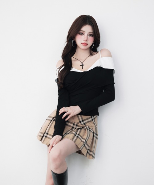 VEILA(ヴェイラ)の「クロスギャザーオフショルカットソートップス(Tシャツ/カットソー・レディース・ブラック/ホワイト・フリー)」の10枚目の写真