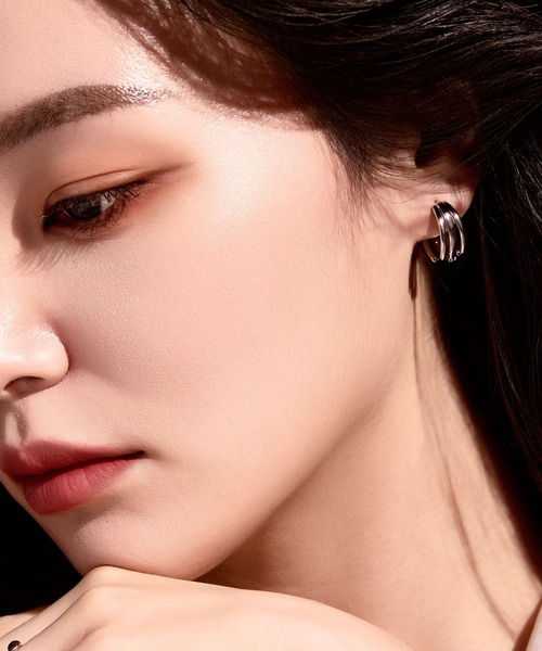 Lyvi(ライビィ)の「Triple Line Hoop Pierce / 金属アレルギー対応(ピアス(両耳用)・レディース・シルバー/ゴールド・FREE)」の3枚目の写真