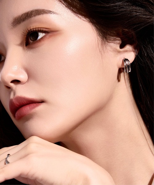 Lyvi(ライビィ)の「Triple Line Hoop Pierce / 金属アレルギー対応(ピアス(両耳用)・レディース・シルバー/ゴールド・FREE)」の4枚目の写真