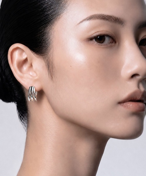 Lyvi(ライビィ)の「Triple Line Hoop Pierce / 金属アレルギー対応(ピアス(両耳用)・レディース・シルバー/ゴールド・FREE)」の5枚目の写真