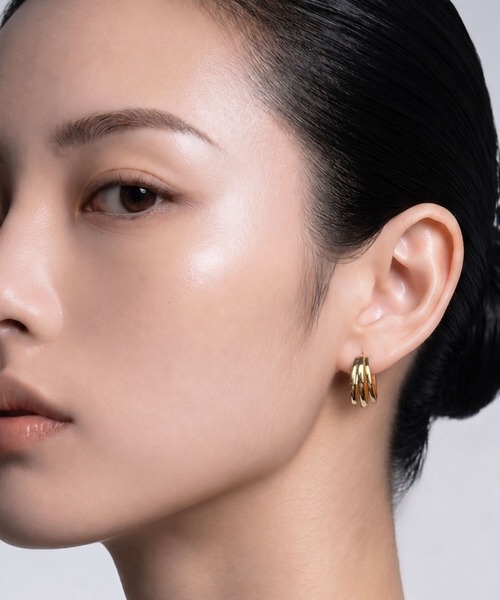 Lyvi(ライビィ)の「Triple Line Hoop Pierce / 金属アレルギー対応(ピアス(両耳用)・レディース・シルバー/ゴールド・FREE)」の7枚目の写真