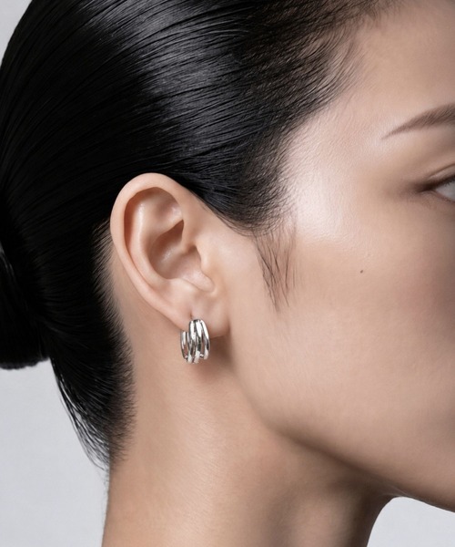 Lyvi(ライビィ)の「Triple Line Hoop Pierce / 金属アレルギー対応(ピアス(両耳用)・レディース・シルバー/ゴールド・FREE)」の12枚目の写真