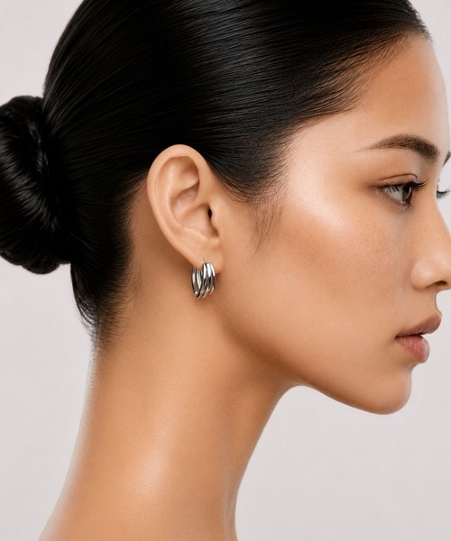 Lyvi(ライビィ)の「Triple Line Hoop Pierce / 金属アレルギー対応(ピアス(両耳用)・レディース・シルバー/ゴールド・FREE)」の11枚目の写真