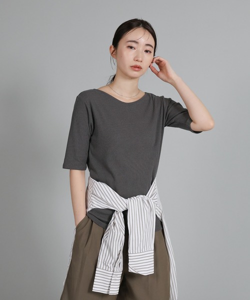select MOCA Et(セレクトモカエト)の「【Et】V-Curved Neck back slit T-Shirt(Tシャツ/カットソー・レディース・アイボリー/チャコール/ブラウン・FREE)」の2枚目の写真