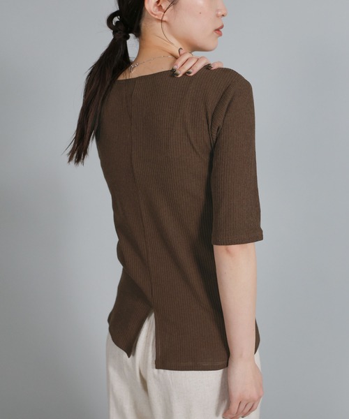 select MOCA Et(セレクトモカエト)の「【Et】V-Curved Neck back slit T-Shirt(Tシャツ/カットソー・レディース・アイボリー/チャコール/ブラウン・FREE)」の8枚目の写真