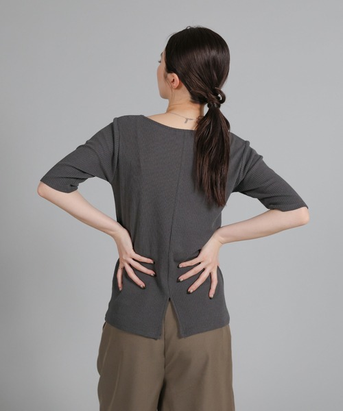 select MOCA Et(セレクトモカエト)の「【Et】V-Curved Neck back slit T-Shirt(Tシャツ/カットソー・レディース・アイボリー/チャコール/ブラウン・FREE)」の18枚目の写真