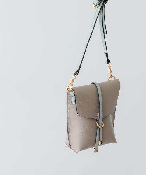 RODE SKO（ロデスコ）の「縦型フラップポシェット（ショルダーバッグ・レディース・ライトブルー/ブラック/ベージュ・ONE）」の6枚目の写真