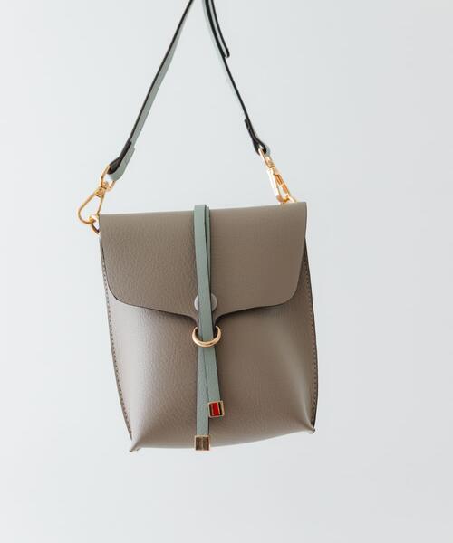 RODE SKO（ロデスコ）の「縦型フラップポシェット（ショルダーバッグ・レディース・ライトブルー/ブラック/ベージュ・ONE）」の7枚目の写真