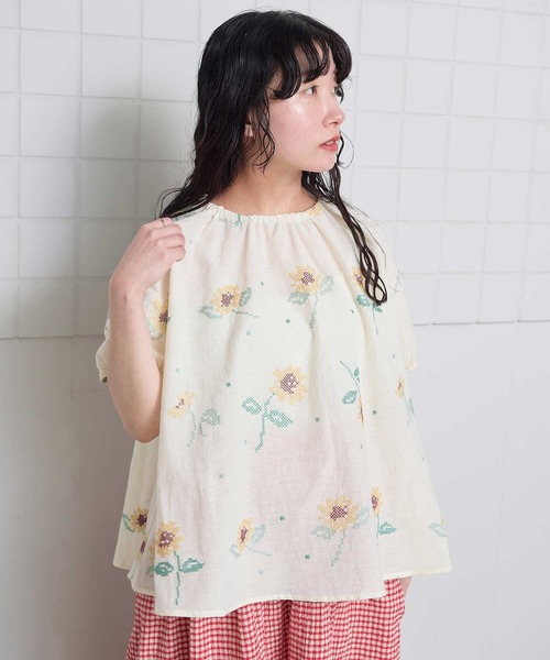 l'atelier du savon(アトリエドサボン)の「クロスステッチ ひまわり刺繍ブラウス(シャツ/ブラウス・レディース・ブラック/アイボリー・FREE)」の1枚目の写真
