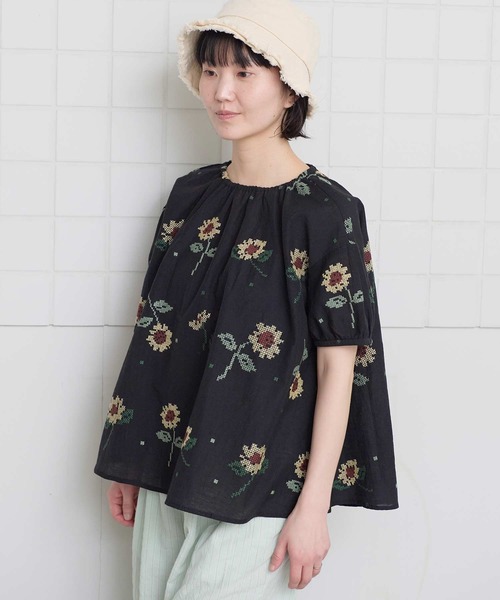 l'atelier du savon(アトリエドサボン)の「クロスステッチ ひまわり刺繍ブラウス(シャツ/ブラウス・レディース・ブラック/アイボリー・FREE)」の2枚目の写真