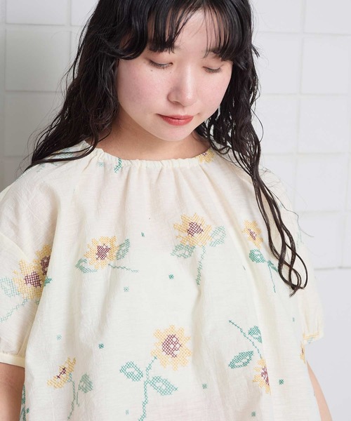 l'atelier du savon(アトリエドサボン)の「クロスステッチ ひまわり刺繍ブラウス(シャツ/ブラウス・レディース・ブラック/アイボリー・FREE)」の8枚目の写真