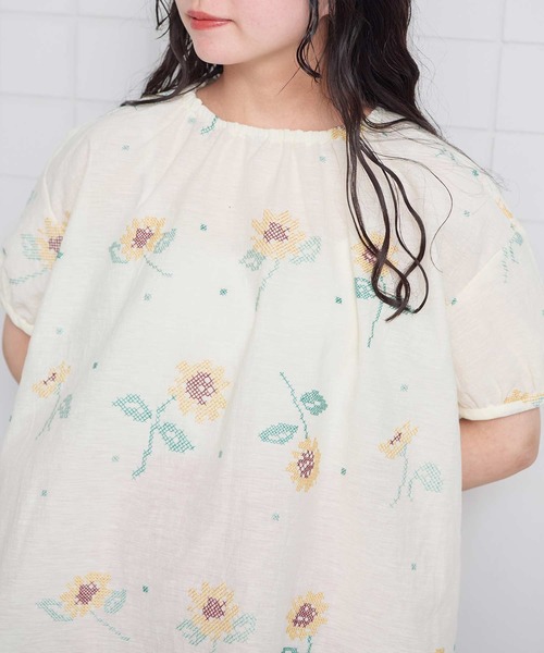 l'atelier du savon(アトリエドサボン)の「クロスステッチ ひまわり刺繍ブラウス(シャツ/ブラウス・レディース・ブラック/アイボリー・FREE)」の9枚目の写真