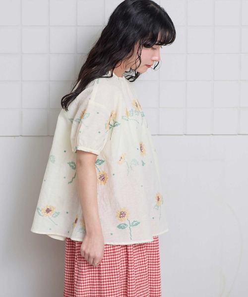 l'atelier du savon(アトリエドサボン)の「クロスステッチ ひまわり刺繍ブラウス(シャツ/ブラウス・レディース・ブラック/アイボリー・FREE)」の4枚目の写真