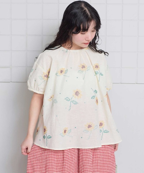 l'atelier du savon(アトリエドサボン)の「クロスステッチ ひまわり刺繍ブラウス(シャツ/ブラウス・レディース・ブラック/アイボリー・FREE)」の5枚目の写真
