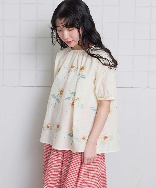 l'atelier du savon(アトリエドサボン)の「クロスステッチ ひまわり刺繍ブラウス(シャツ/ブラウス・レディース・ブラック/アイボリー・FREE)」の6枚目の写真
