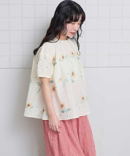 l'atelier du savon(アトリエドサボン)の「クロスステッチ ひまわり刺繍ブラウス(シャツ/ブラウス・レディース・ブラック/アイボリー・FREE)」の7枚目の写真
