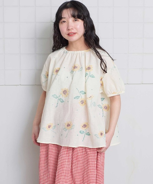l'atelier du savon(アトリエドサボン)の「クロスステッチ ひまわり刺繍ブラウス(シャツ/ブラウス・レディース・ブラック/アイボリー・FREE)」の3枚目の写真