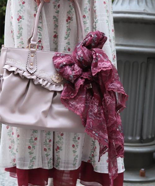 axes femme(アクシーズファム)の「苺柄マルチWAYストール(マフラー・レディース・レッド/キナリ・FREE)」の2枚目の写真