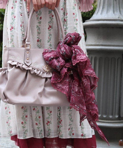 axes femme(アクシーズファム)の「苺柄マルチWAYストール(マフラー・レディース・レッド/キナリ・FREE)」の3枚目の写真