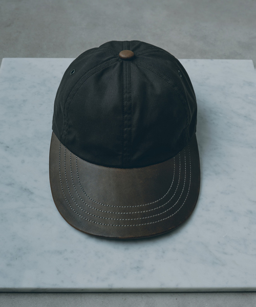 THE FACTORY MADE(ザ ファクトリー メイド)の「THE FACTORY MADE / ザファクトリーメイド パラフィン ロングビルキャップ(キャップ・メンズ・ブラウン・FREE)」の1枚目の写真