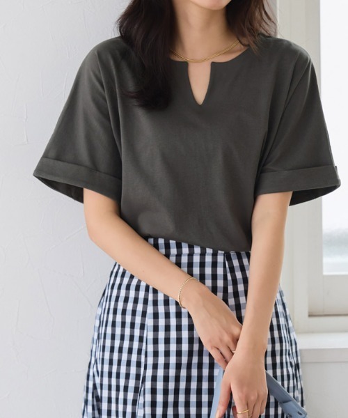 Pierrot(ピエロ)の「綿100%キーネックドルマンTシャツ(Tシャツ/カットソー・レディース・ブラック/グレー系その他/オフホワイト/ブルー/チャコール・M/L)」の4枚目の写真