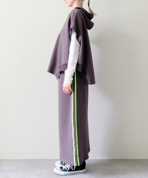 DOLLUPOOPS（ドールアップウップス）の「Sleeveless Hoodie Top(ノースリーブフーディー)（パーカー・レディース・ライトベージュ/チャコール・FREE）」の4枚目の写真