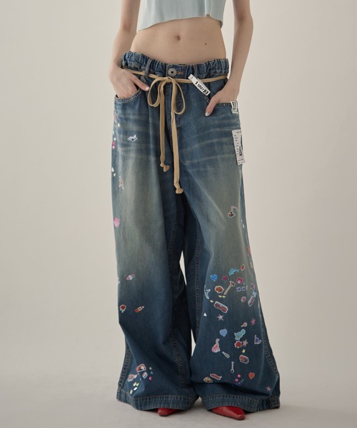 Maison MIHARA YASUHIRO(メゾンミハラヤスヒロ)の「【MIHARA YASUHIRO/ミハラヤスヒロ】DENIM HUGE DETAIL PANTS w KIDS STICKER/デニムヒュージディテールパンツキッズステッカー/ウォッシャブルデニム(デニムパンツ・レディース・ブラック/ダークインディゴブルー・36/38)」の4枚目の写真