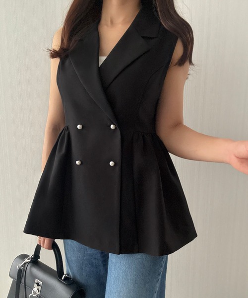 junoah（ジュノア）の「パールボタンペプラムジレ(薄手、裏地なし）（ベスト・レディース・ブラック/グレー/グレイッシュベージュ・LARGE/MEDIUM/SMALL）」の4枚目の写真