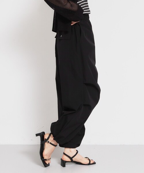 THE SHOP TK (ザ ショップ ティーケー )の「表情を変えられる2WAY 裾ドロストワークパンツ(その他パンツ・レディース・アイボリー/ブラック・12/13)」の11枚目の写真