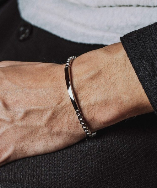 NO ID.(ノーアイディ)の「ab1832-ナローIDブレスレット(858170-478A)(ブレスレット・メンズ・シルバー・ONE SIZE)」の1枚目の写真
