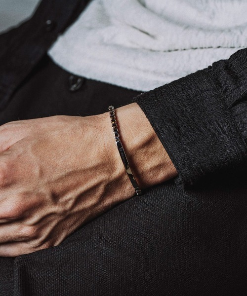 NO ID.(ノーアイディ)の「ab1832-ナローIDブレスレット(858170-478A)(ブレスレット・メンズ・シルバー・ONE SIZE)」の2枚目の写真